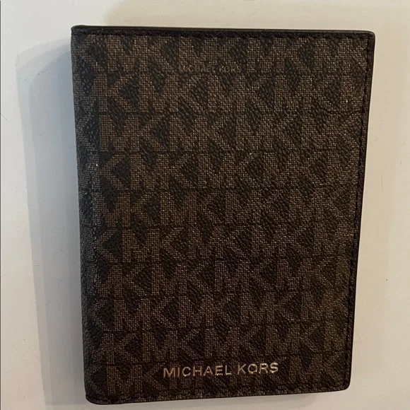 MICHAEL KORS NWOT BROWN CARD & PASSPORT CASE - Picture 9 of 9